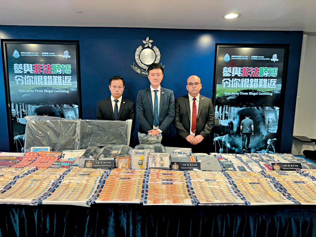 警方O記警司歐陽德（中）、總督察黃宇徽（左）、總督察湛倬鳴（右）交代案情。