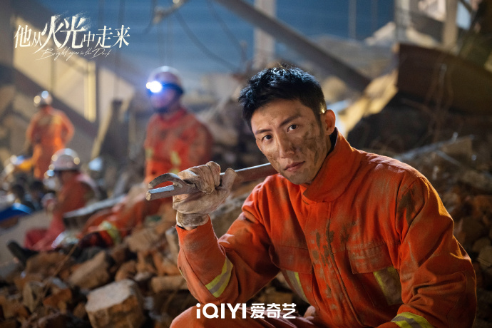 林陆骁（黄景瑜 饰）带领队员在各类灾情中殊死救援。