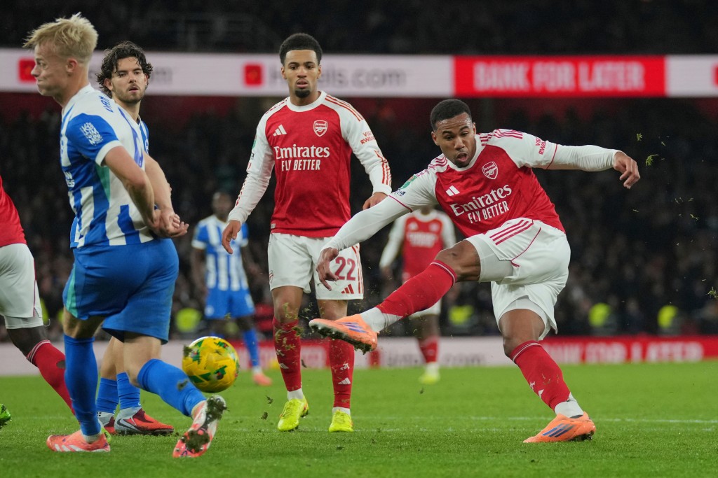 加比爾頻頻藉死球施展空中威力。美聯社