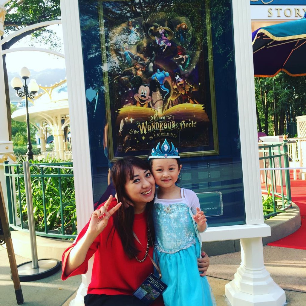 汪琳的女兒喜歡唱英文歌，去主題公園會跟外國人扮演的公主傾偈。