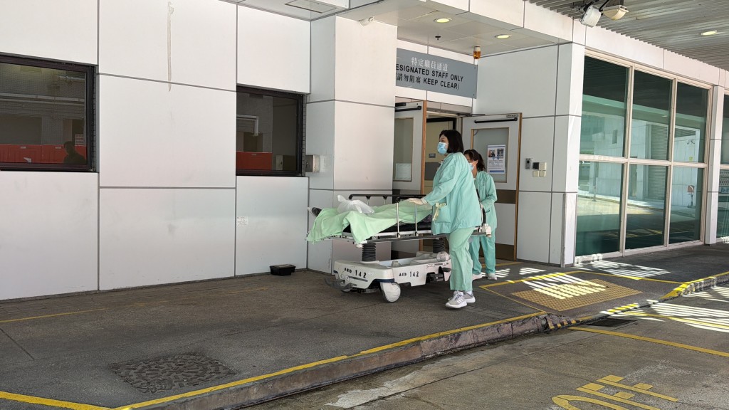 死者遺體移往殮房待驗。梁國峰攝 死者遺體移往殮房待驗。梁國峰攝