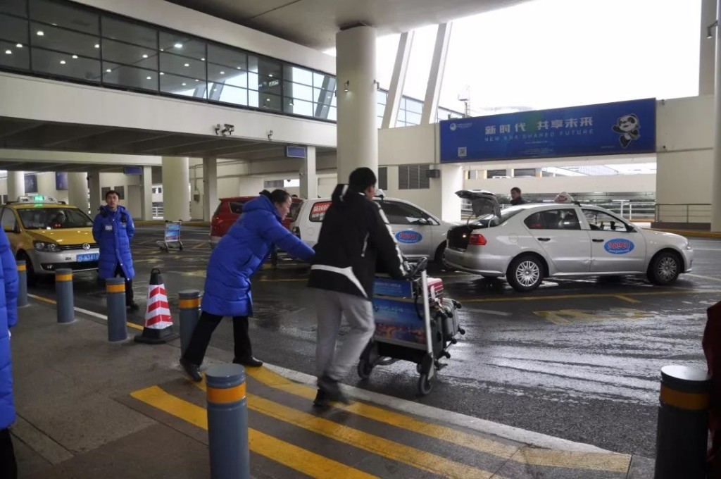 在各界压力下上海浦东机场撤回对网约车的禁令。网络图片
