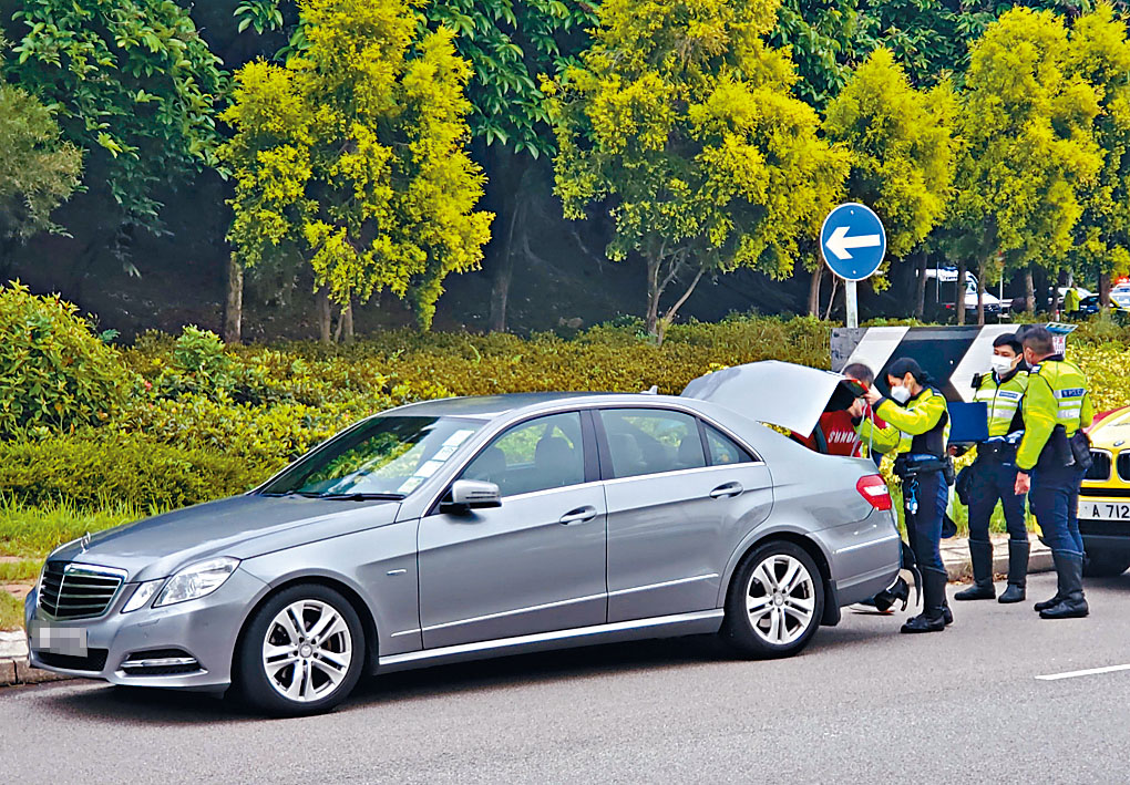 警員搜查「毒品快餐車」，起獲二百小包毒品及一批現金。