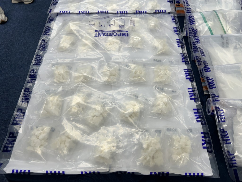 警方展示案中檢獲的氯胺酮及可卡因。 警方展示案中檢獲的氯胺酮及可卡因。