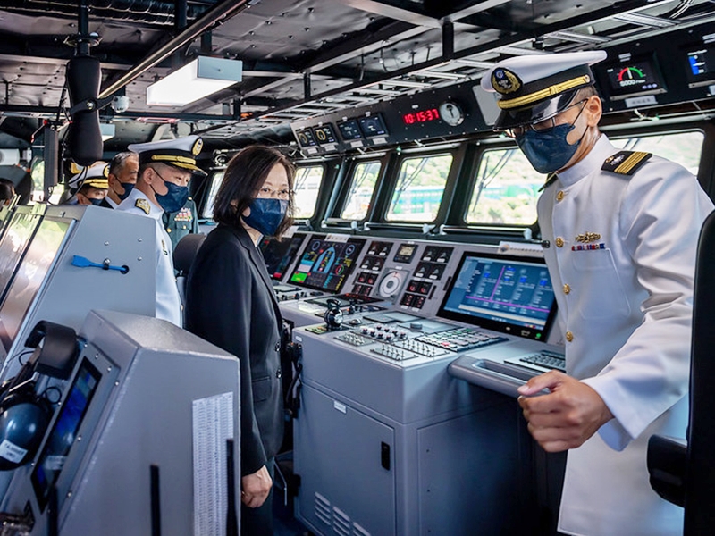 蔡英文登上塔江艦視察。網圖