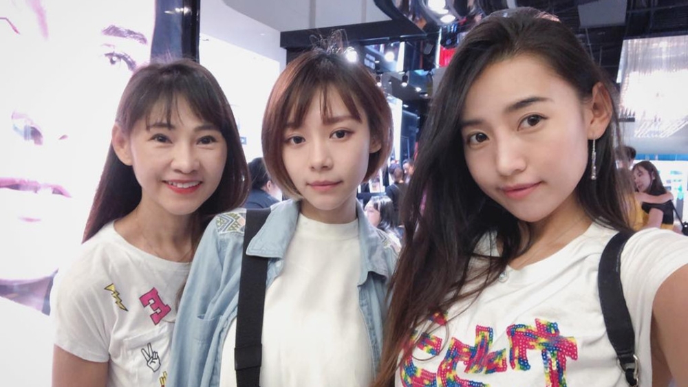 林明祯家姐林诗枝(右)不时都会分享3母女合照，力证童颜靓妈(左)基因强大。