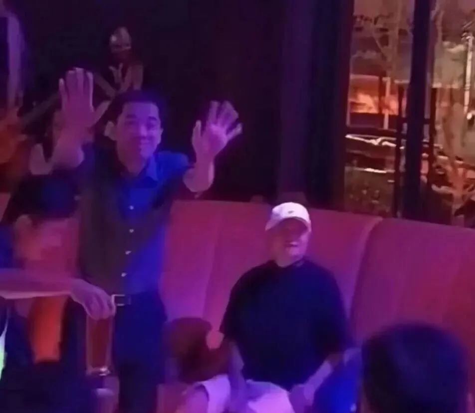 馬雲現身阿里園區酒吧(頭戴白帽)。 馬雲現身阿里園區酒吧(頭戴白帽)。