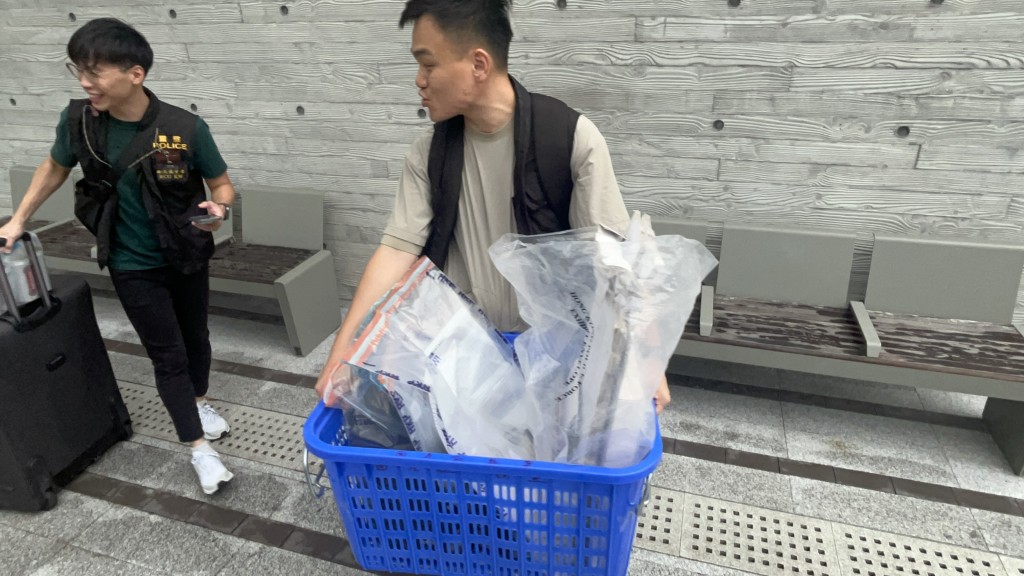 探員檢走證物。楊偉亨攝