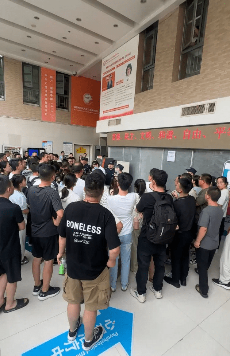 来自甘肃天水麦积区褐石培心幼儿园患儿的家长在西安市中心医院等待检查结果。 来自甘肃天水麦积区褐石培心幼儿园患儿的家长在西安市中心医院等待检查结果。