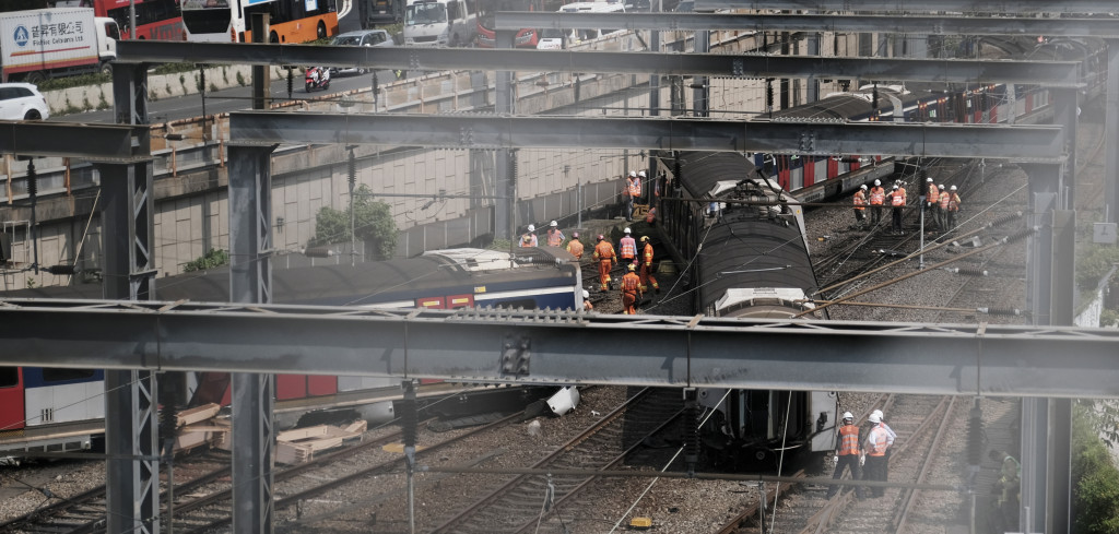 2019年，港鐵東鐵線發生載客列車出軌嚴重事故，車上500名乘客事後沿路軌疏散，至少8人受傷。