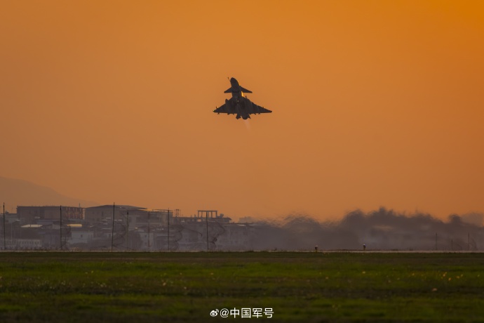 中國軍方再公開「殲-10C」訓練圖。 中國軍方再公開「殲-10C」訓練圖。