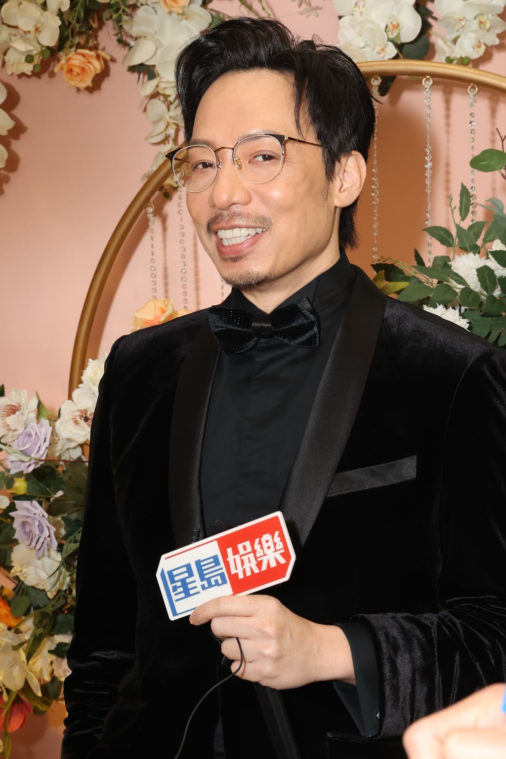 強尼同太太結婚25載,慶祝要帶埋阿仔。 強尼同太太結婚25載,慶祝要帶埋阿仔。