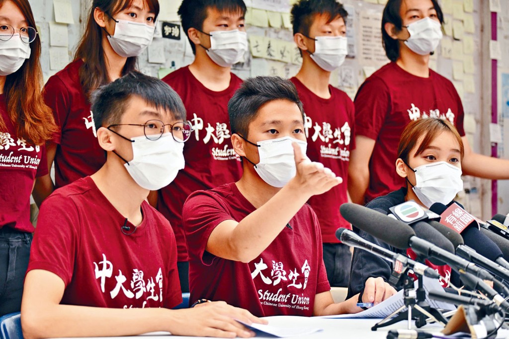 中大學生會幹事會「朔夜」就任首日即宣布總辭,會長林睿睎再率全體成員向支持者鞠躬致歉。