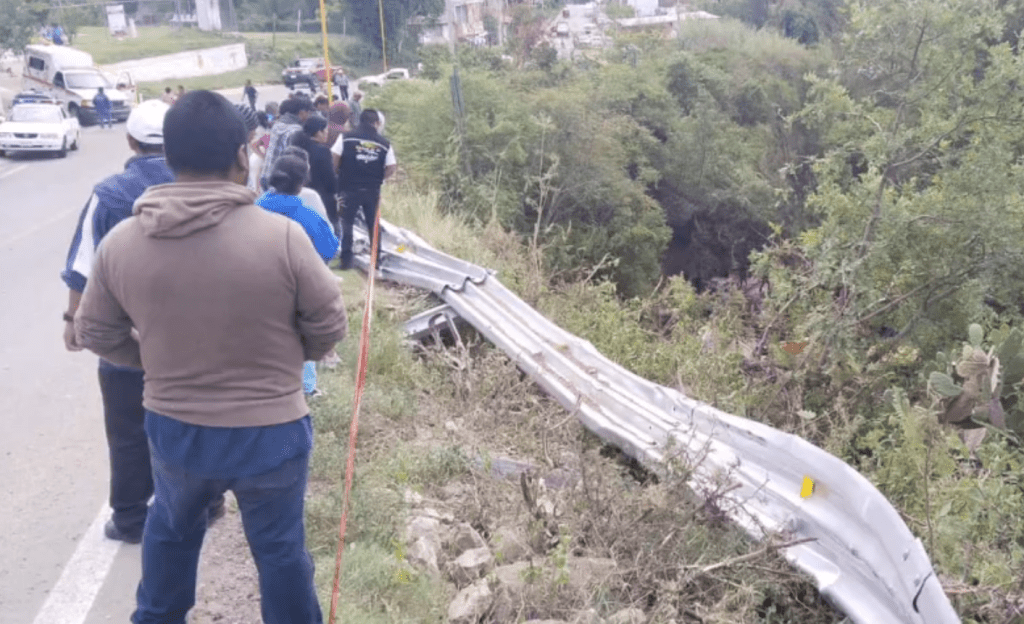 巴士失控冲破路边护栏坠入25公尺深的山谷。twitter