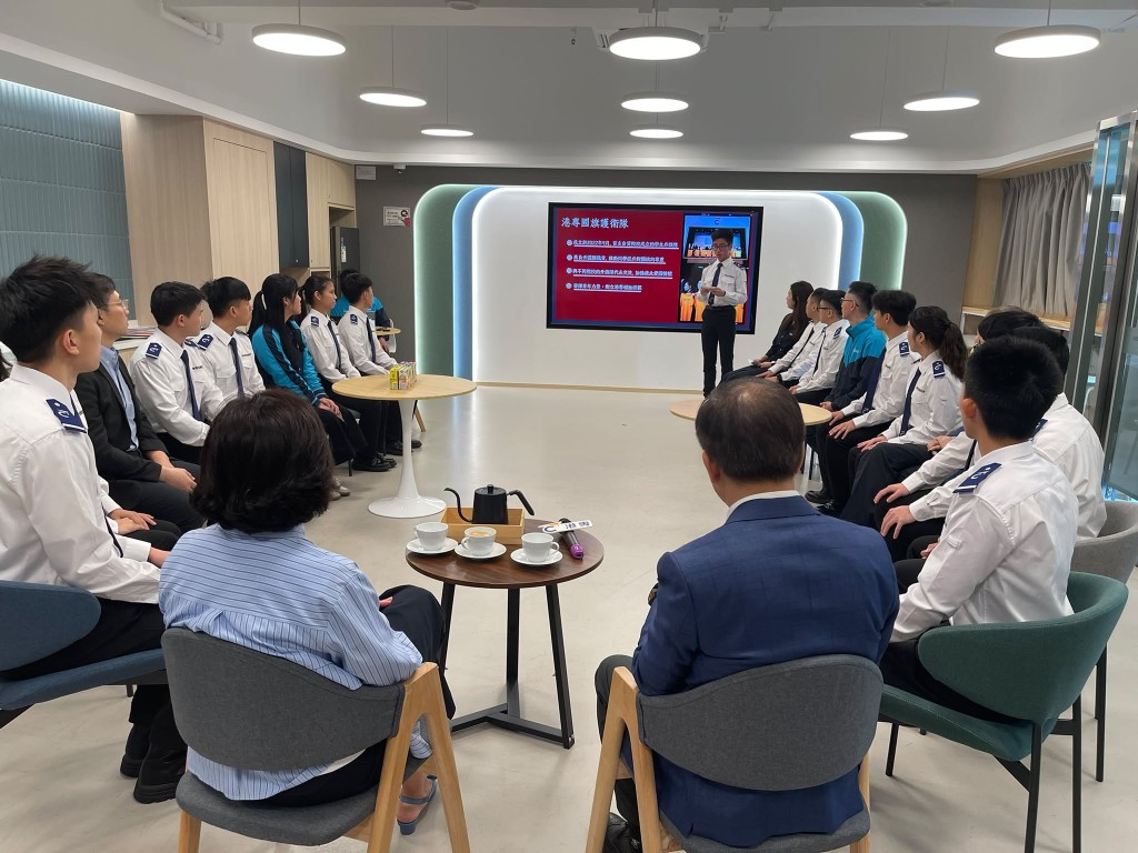 在座不少同学来自学警预备训练或纪律部队课程,加入相关部队服务社会是他们的心愿。(图片来自民政及青年事务局) 在座不少同学来自学警预备训练或纪律部队课程,加入相关部队服务社会是他们的心愿。(图片来自民政及青年事务局)