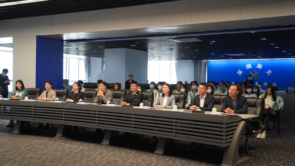 團員參觀深圳海關辦公室的運控中心。