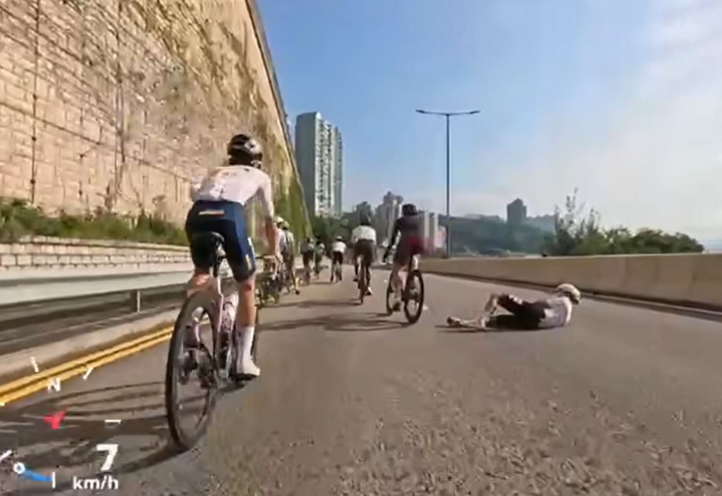 捱撞的單車友自行爬起身。fb車cam L（香港群組）截圖