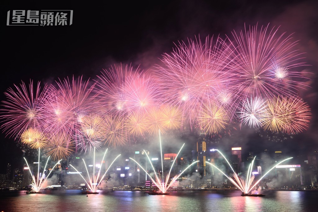 李家超表示，10月1日再次举办国庆烟花汇演，是5年以来香港再次烟花汇演。资料图片