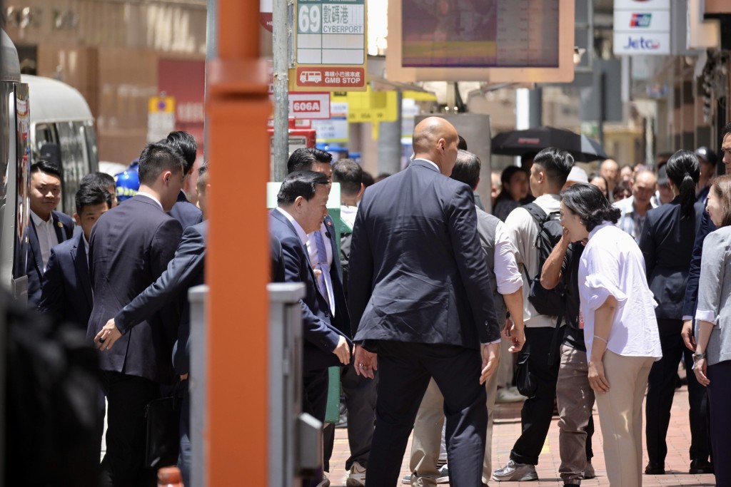 夏寶龍主任約在上午12時40分抵達北角一家酒家。 夏寶龍主任約在上午12時40分抵達北角一家酒家。