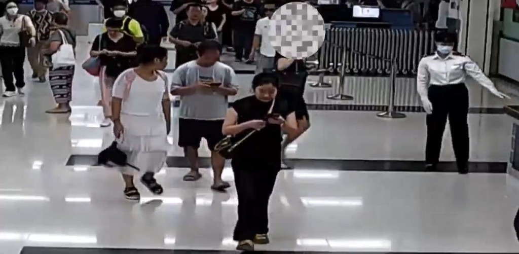 女客羅湖口岸出境內地被查,腰腹暗藏人民幣20萬。 女客羅湖口岸出境內地被查,腰腹暗藏人民幣20萬。