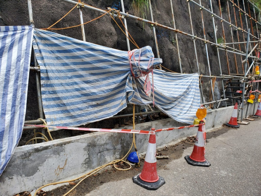 現場一段斜坡護土牆。