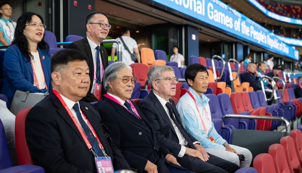 國際奧委會終身名譽主席巴赫到啟德主場館觀賞十五運會的七人欖球賽。港協暨奧委員會提供。
