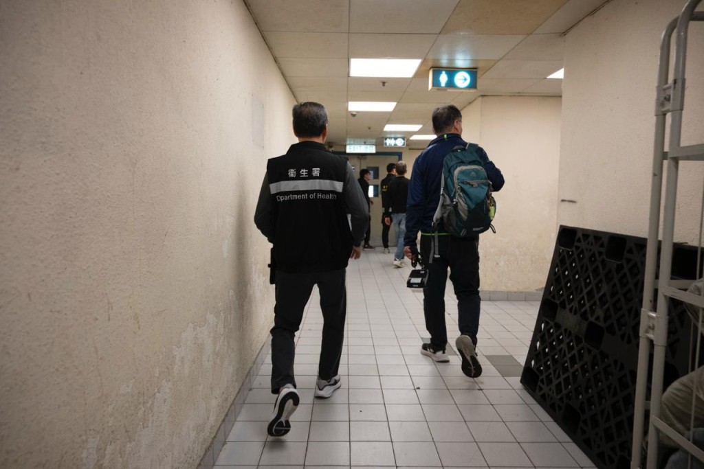 衞生署控煙酒辦人員巡查是否有人於法定禁煙區違例吸煙。 衞生署控煙酒辦人員巡查是否有人於法定禁煙區違例吸煙。