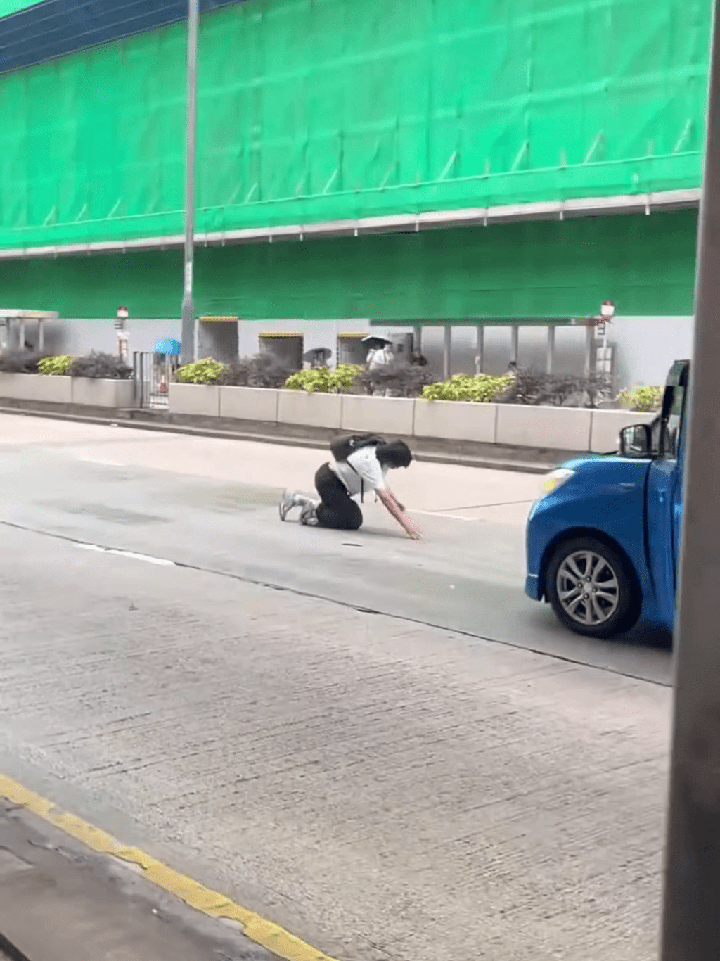 巴士迷自行起身，司機落車查看。FB：Chan Kenny@車Cam L香港群組