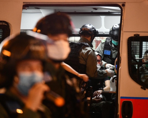 警方制服疑犯時受傷。
