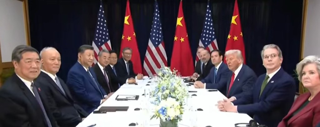 習近平與特朗普會晤,就中美關係及雙方共同關心的問題交換意見。 美聯社 習近平與特朗普會晤,就中美關係及雙方共同關心的問題交換意見。 美聯社