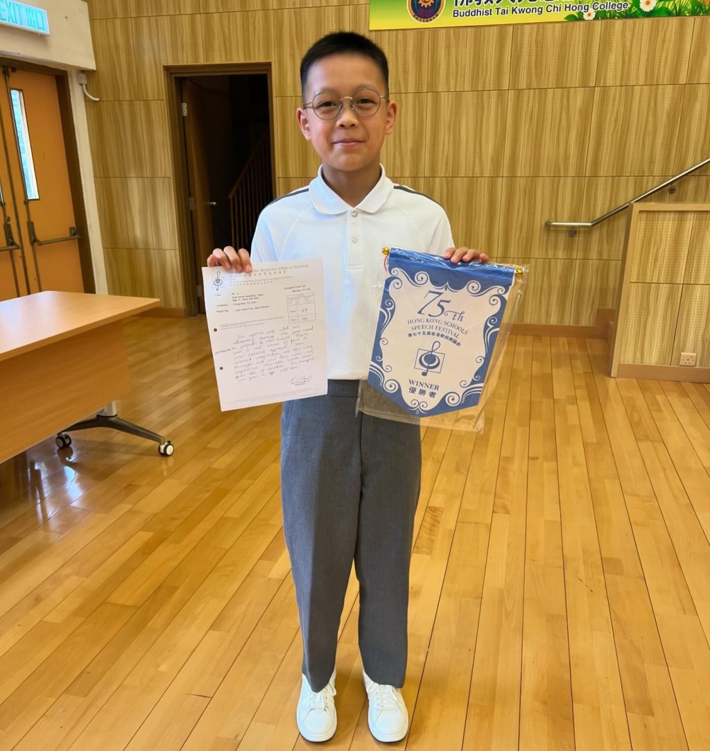 姚瑩瑩早前在IG貼出Evan參加英文朗誦節的得獎照。