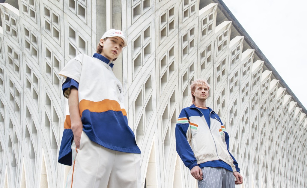 新作帶來的男女服飾包羅短褲、外套及配飾等，以復古的設計作為大前提，融入搶眼的撞色創意。