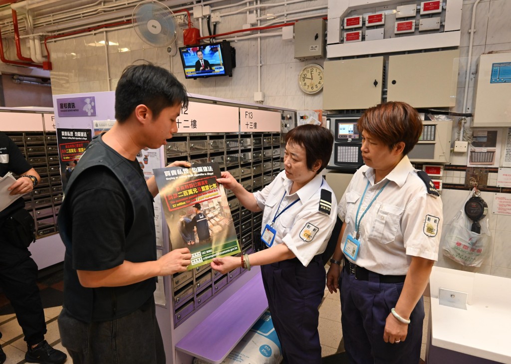 海關人員向屋邨保安員講解發現懷疑私煙活動時的應對方法。 海關人員向屋邨保安員講解發現懷疑私煙活動時的應對方法。