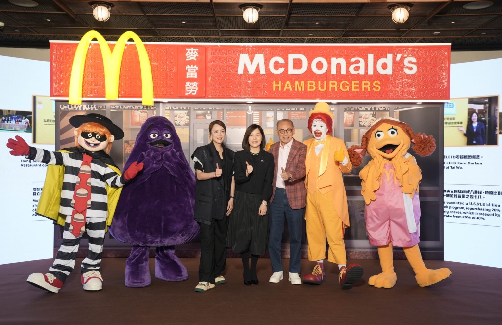 香港麥當勞行政總裁黎韋詩(中)、英皇集團董事會主席楊受成(右)及英皇娛樂集團營運總裁霍汶希(左) 香港麥當勞行政總裁黎韋詩(中)、英皇集團董事會主席楊受成(右)及英皇娛樂集團營運總裁霍汶希(左)