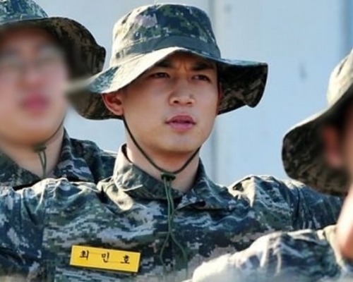 珉豪在海軍陸戰隊服役接受嚴格訓練。（網圖）