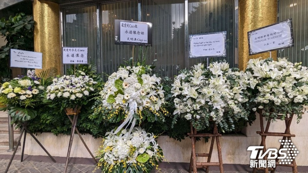 李玟生前好友致哀花牌陆续送抵香港殡仪馆。（TVBS新闻网图片）