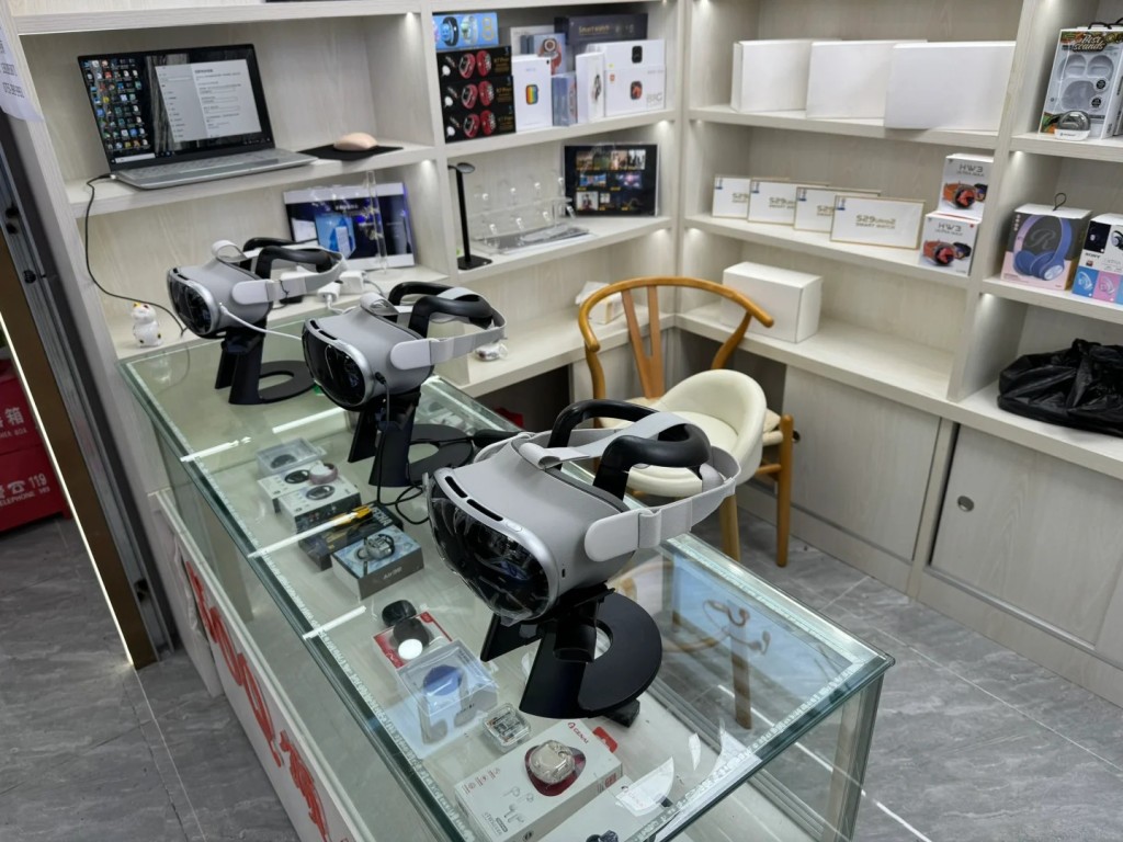 华强北每日有约8000外籍商客抢购国产高科技产品。小红书＠逛逛