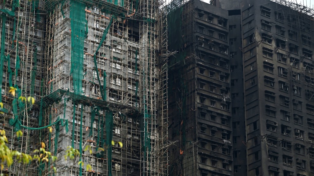 歷火災後，多座外牆被薰黑，窗戶損毀。劉駿軒攝