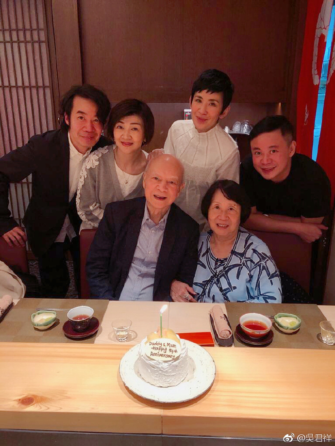 吳君如與爸爸夏春秋、母親及胞弟吳君祥合照。