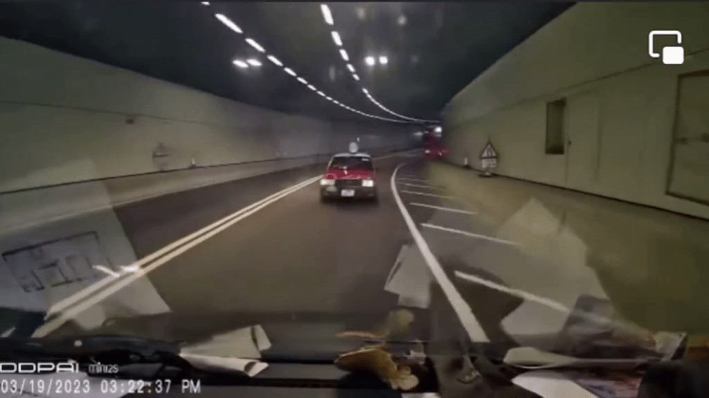 赫然有的士在隧道逆線行駛。車cam L（香港群組）FB