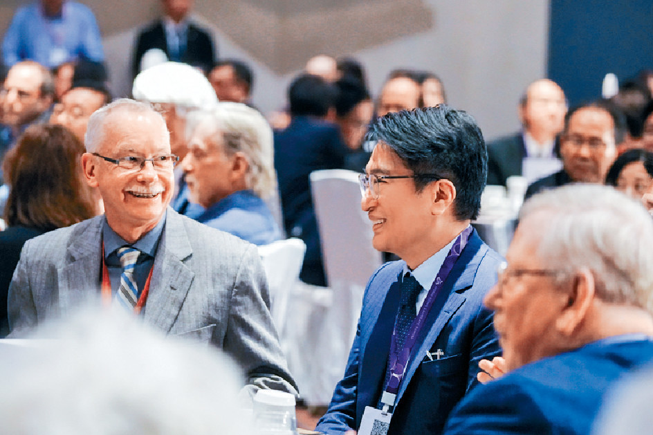 李家誠(中)在首屆香港桂冠論壇開幕禮中,與2012年度邵逸夫生命科學與醫學獎得主弗朗茲-烏爾里奇•哈特爾教授(左);以及2008年度邵逸夫天文學獎得主、2020年諾貝爾物理學獎得主萊因哈德•根舍教授(右)交流。 李家誠(中)在首屆香港桂冠論壇開幕禮中,與2012年度邵逸夫生命科學與醫學獎得主弗朗茲-烏爾里奇•哈特爾教授(左);以及2008年度邵逸夫天文學獎得主、2020年諾貝爾物理學獎得主萊因哈德•根舍教授(右)交流。