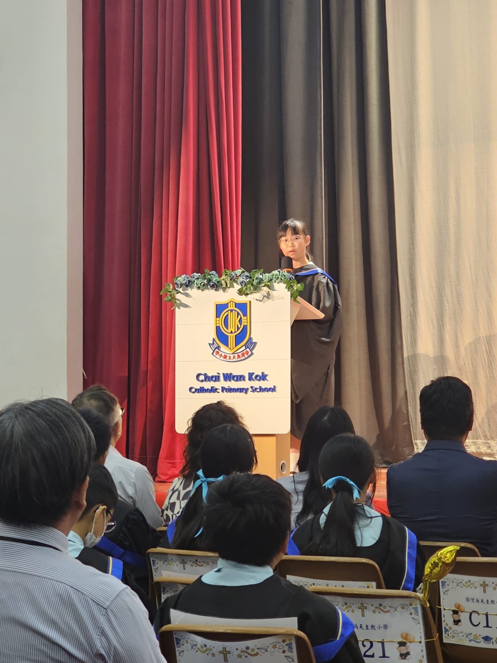 年轻作家Hailey,在小学毕业典礼上获选为致辞代表,以全英文致辞毫不怯场。(图片来源:受访者提供) 年轻作家Hailey,在小学毕业典礼上获选为致辞代表,以全英文致辞毫不怯场。(图片来源:受访者提供)