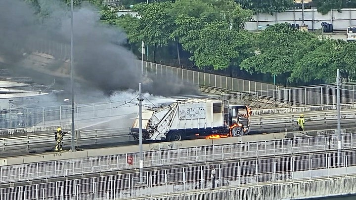 垃圾車車頭起火。 網圖