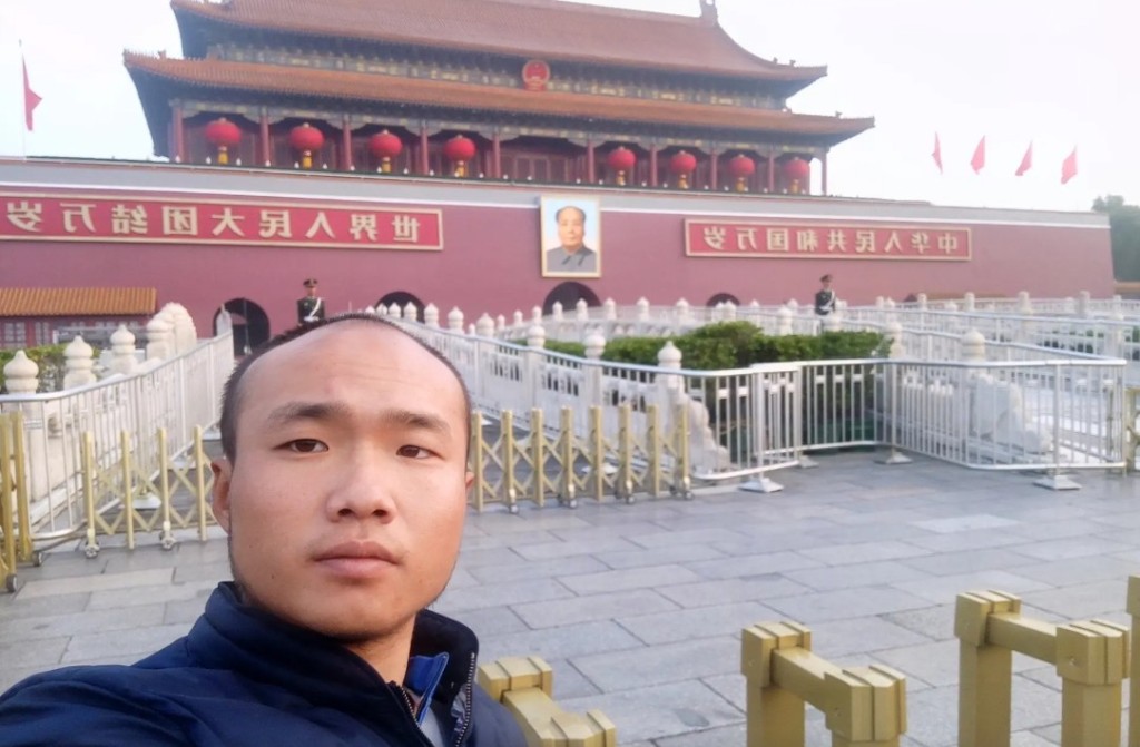 阿秋2019年到達北京，當時仍為帥氣小伙子模樣。