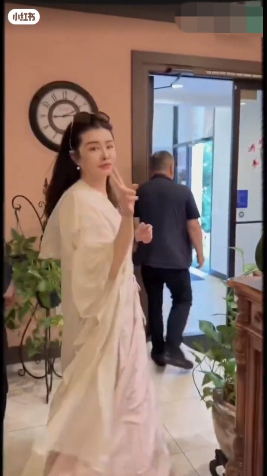 王祖賢在新店開張當天，穿上一身輕紗裙現身，仙氣滿瀉。