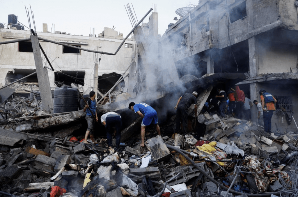 在以軍轟炸加沙後，巴勒斯坦人在廢墟中找尋生還者。路透社