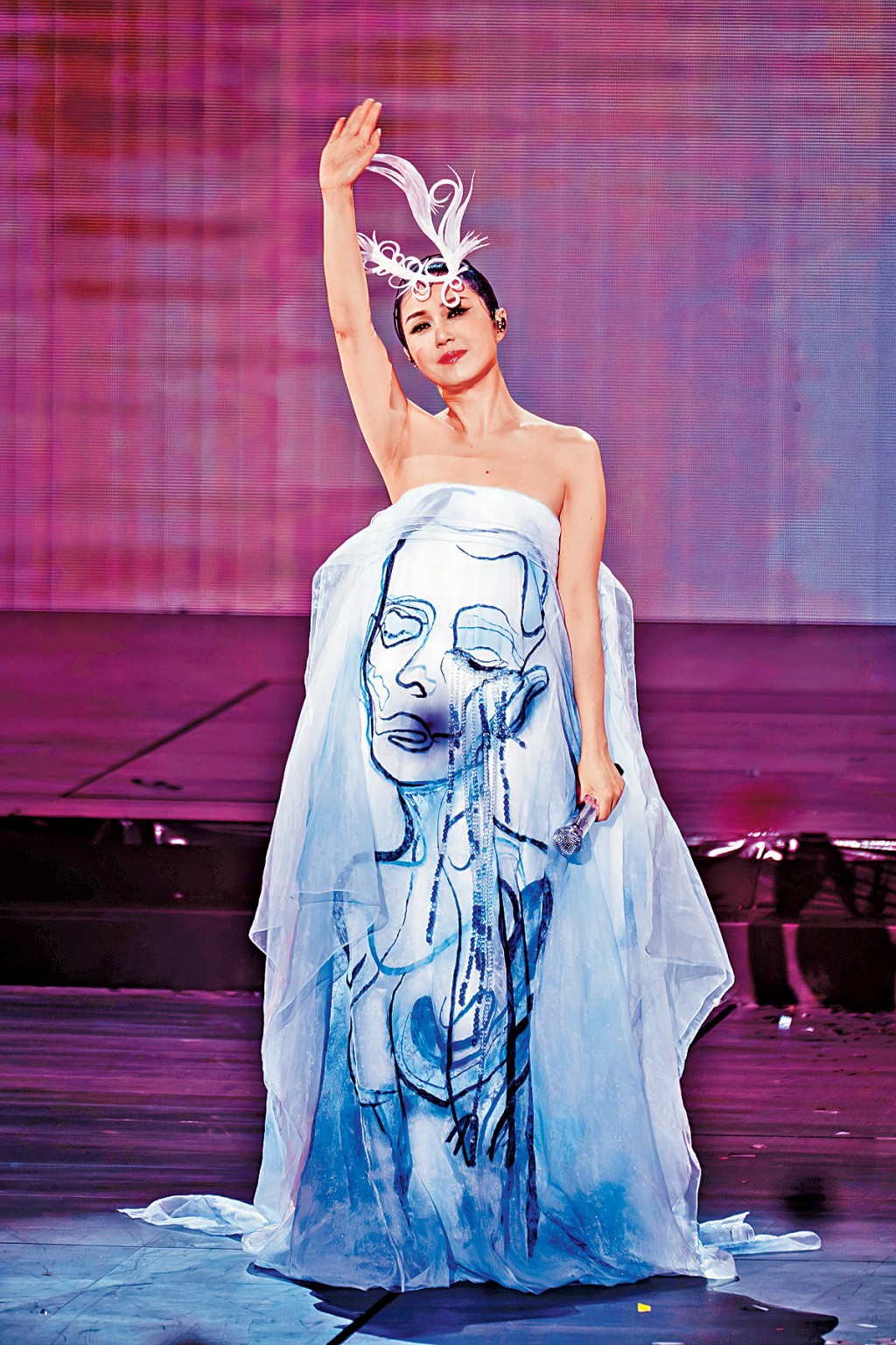 千嬅前晚頭場演出，想起日前發生的大埔火災不禁感觸，希望香港人能互相陪伴照顧，以渡過最艱難時刻。