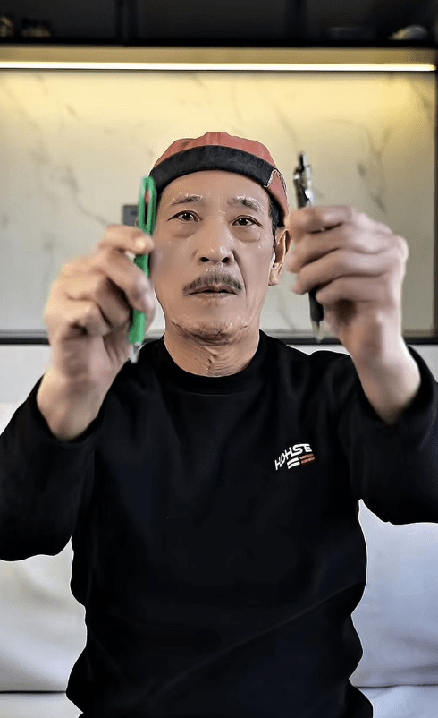 72歲的鍾發近日分享生活日常，眼神依舊犀利，氣場強大。