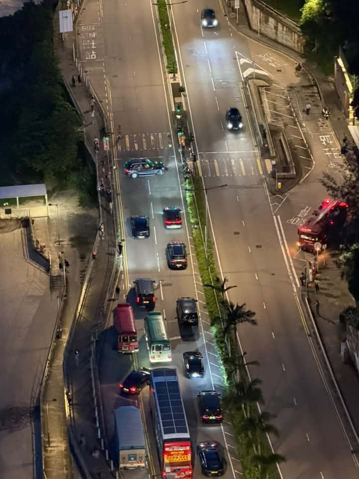 私家車失控自炒後,橫亙兩條行車線。網上圖片 私家車失控自炒後,橫亙兩條行車線。網上圖片