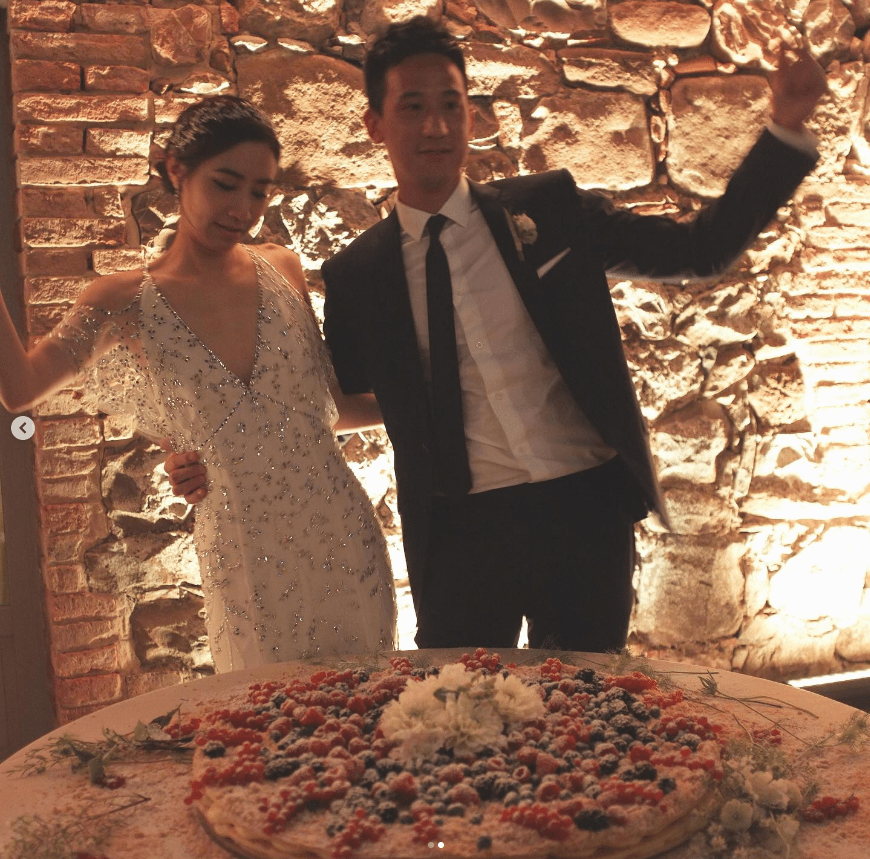 吴雨霏于2015年与初恋男友洪立熙结婚，并到意大利庆祝。